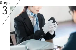 ステップ3 スタッフが商品を丁寧に査定している様子