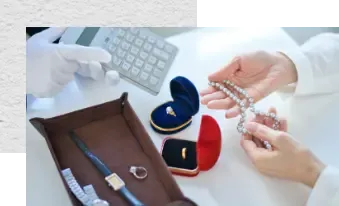 付属品とともに保管されているワインの画像。