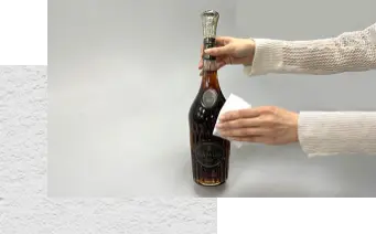 商品を布で拭いている画像。