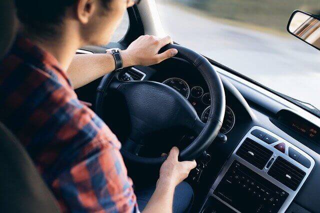 車を運転する男性