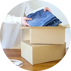 宅配買取：段ボールに衣類を詰めている様子の写真