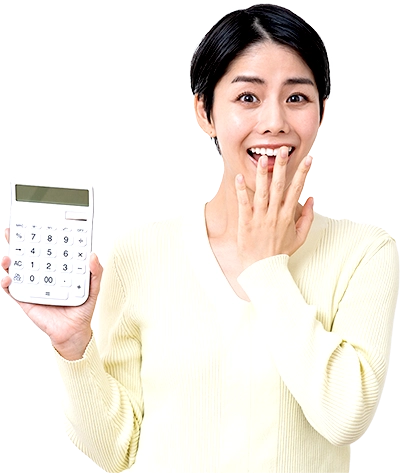 査定金額が合計で92000円もお得になり電卓を片手に喜ぶ女性