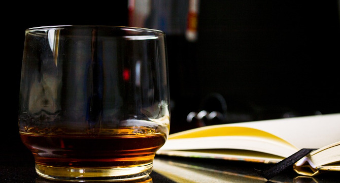 ウイスキーの蒸留所とボトルイメージ