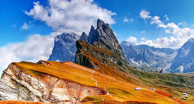 トレンティーノ・アルト・アディジェ州の山岳ブドウ畑イメージ