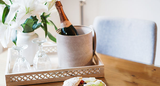 シャンパンの定義と産地・スパークリングワインとの違いを表すイメージ