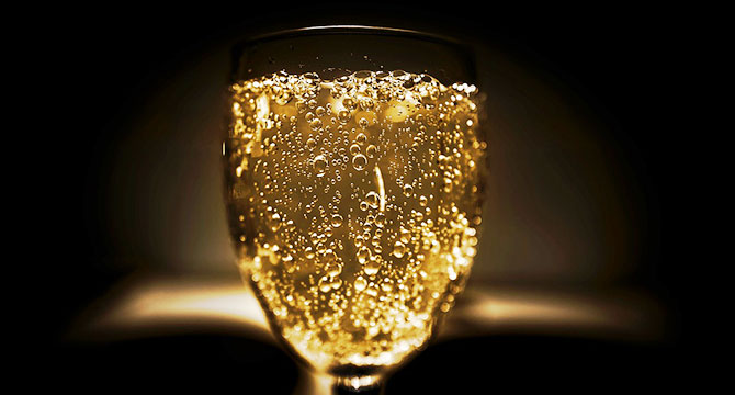 シャンパンのブドウ品種による種類の違いを示すイメージ