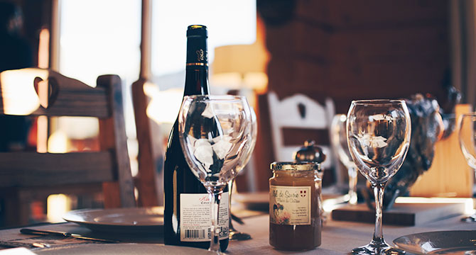 シャンパンのヴィンテージによる種類の違いを示すミレジメとノンミレジメのイメージ