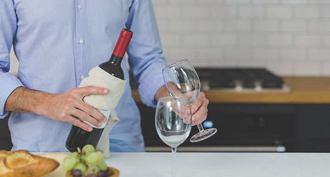 シャンパンと料理のペアリングを示すテーブルセッティングのイメージ