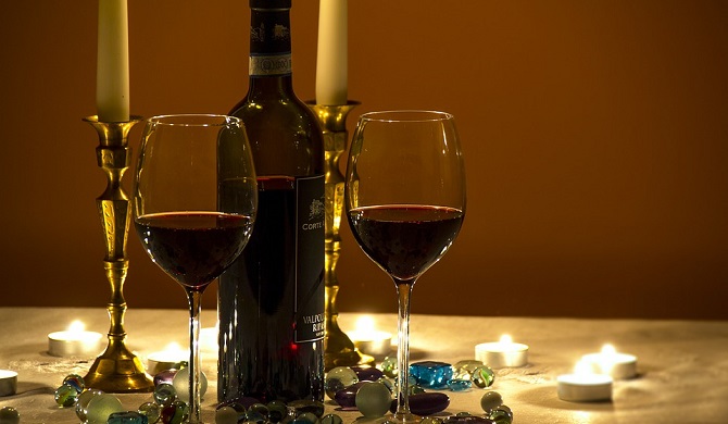 ディナーとワイングラス