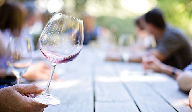 空のワイングラス