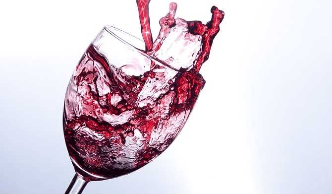 グラスから飛び出るワイン