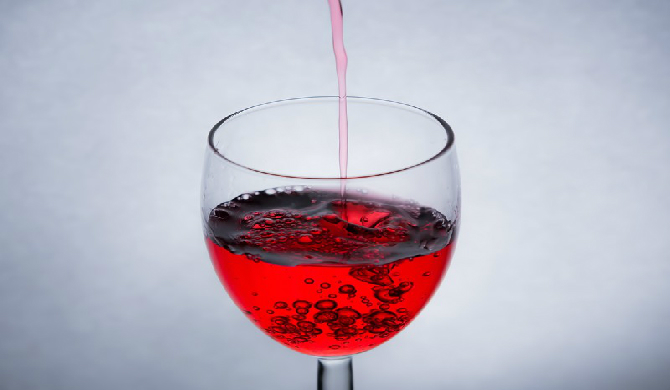 飲みごろのワインを注ぐ