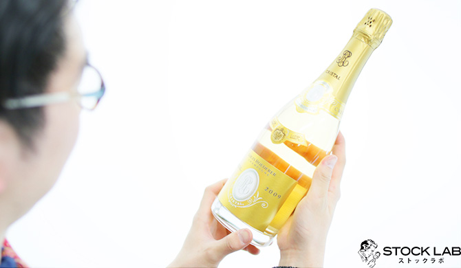 ルイ・ロデレール・クリスタル 2009を査定する鑑定士