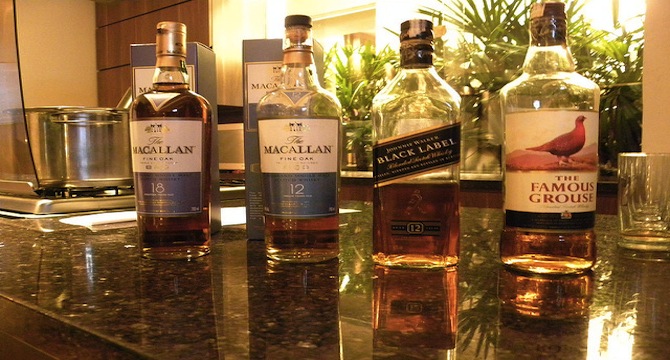 貴重なウイスキーを楽しむ