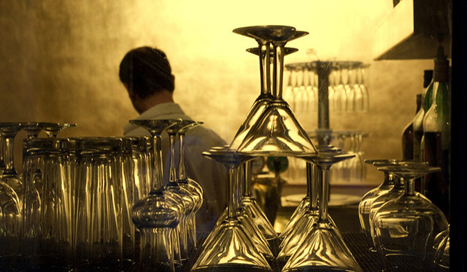 バーカウンターとグラス