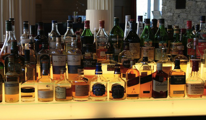 並べられているウイスキーやコニャック