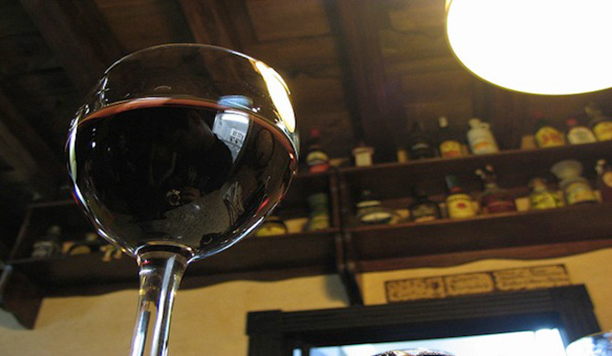 下からのアングルの赤ワイン