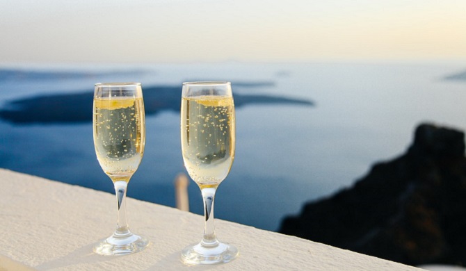 大量のシャンパングラス