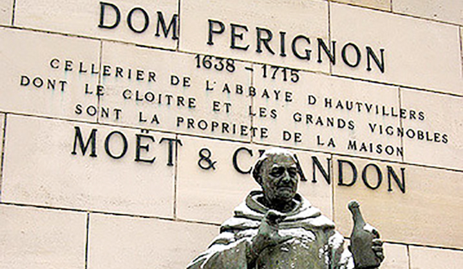 ドンペリニョンの像