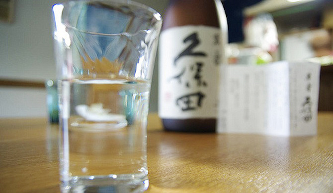 グラスと遠くの日本酒