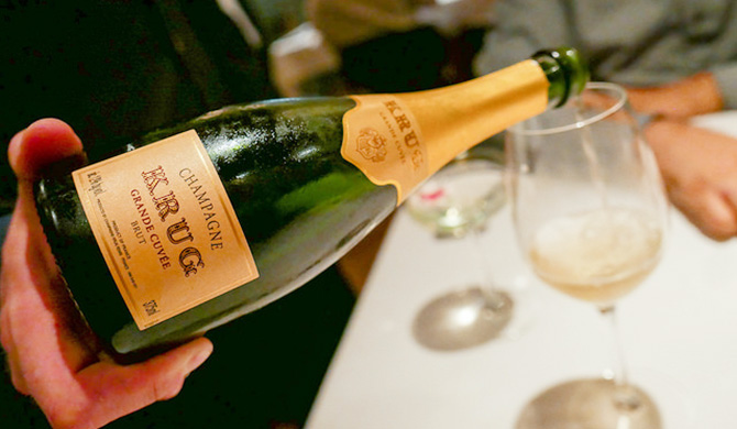 クリュッグ グランキュヴェを注ぐ手