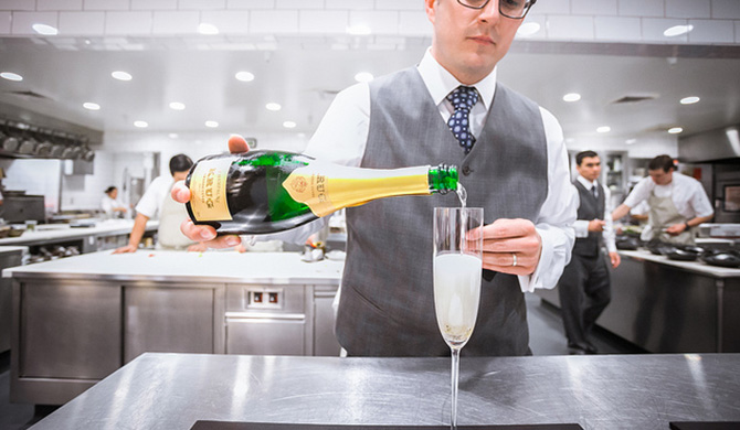 クリュッグ グランキュヴェを注ぐウエイター