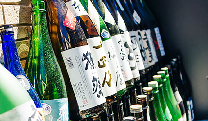 並ぶ日本酒の酒瓶