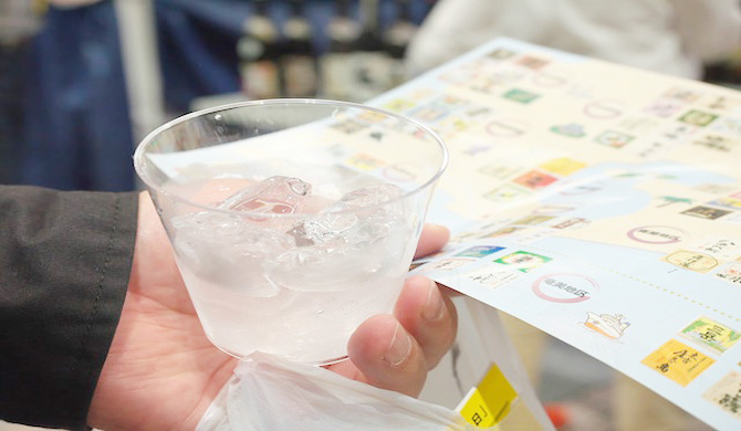 手もった焼酎とグラス