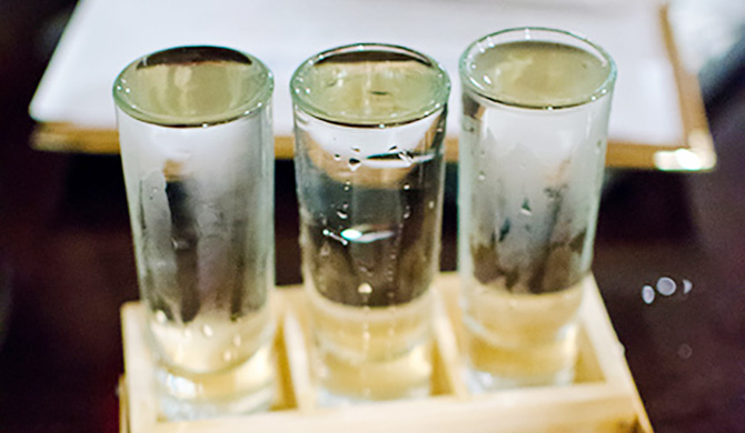 並ぶ焼酎の入ったグラス