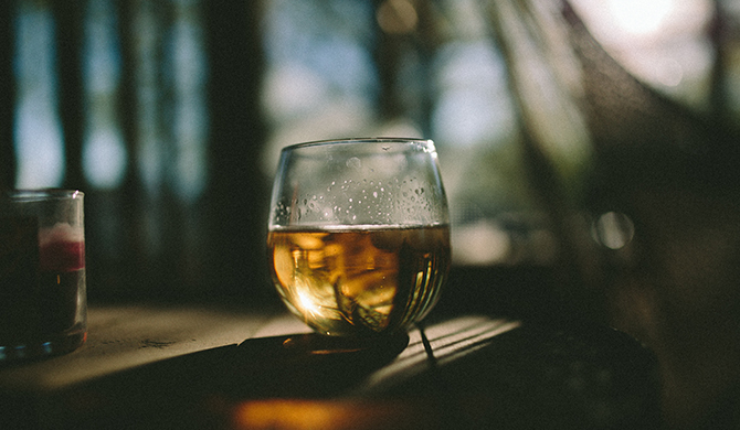 ウイスキーグラスとテーブル