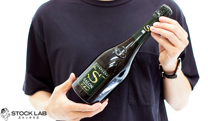 サロンを持つ鑑定士