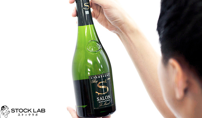 サロンを査定する鑑定士