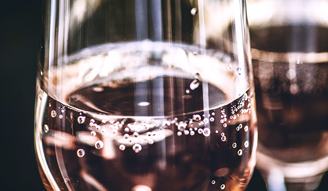 ロゼの入ったグラス