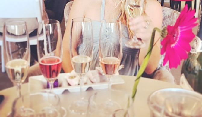 ロゼシャンパンを楽しむ女性