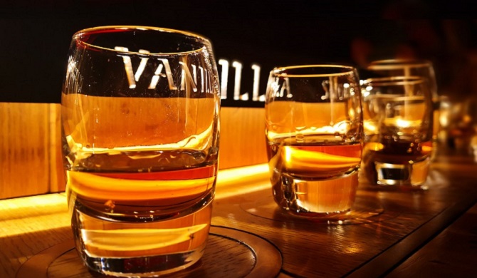 カウンターとウイスキー