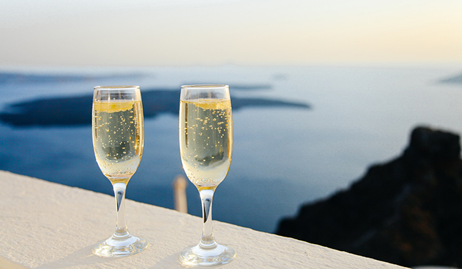 海の景色とシャンパン