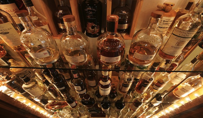 棚に並べられているウイスキー
