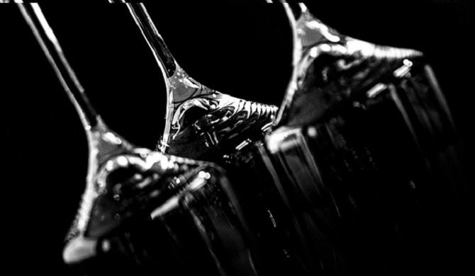 シャンパングラスの足元