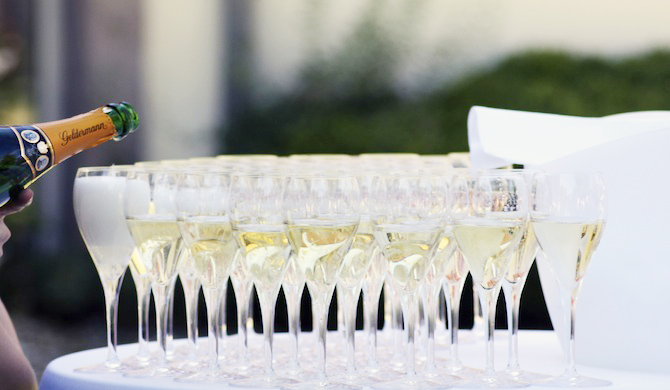 注がれて運ばれるシャンパーニュ