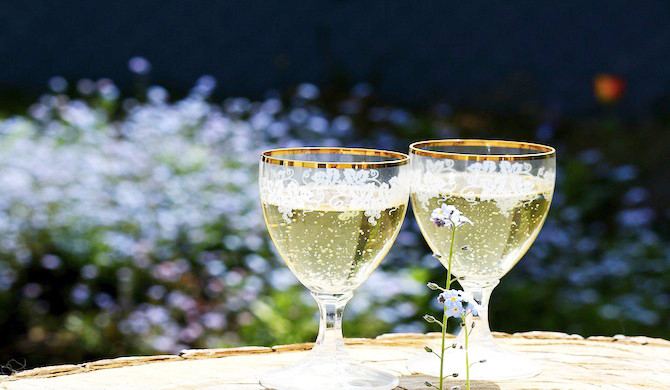 泡がはじけるシャンパーニュ