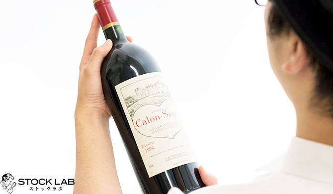シャトー・カロン・セギュール 1994年 1500ml マグナムを査定する鑑定士