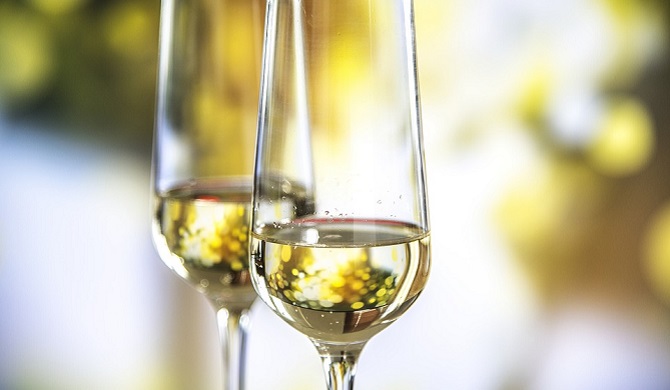 シャンパングラスと森