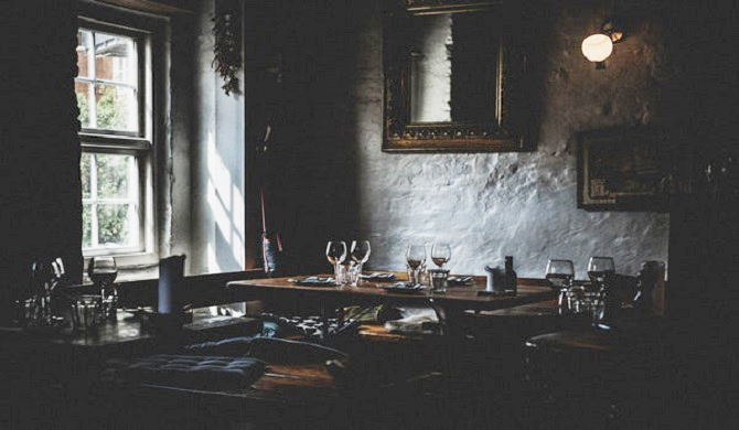 テーブルの上に並ぶグラス