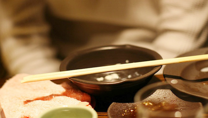 割り箸が置かれている日本酒