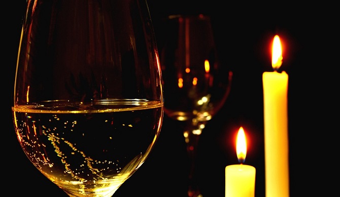 空のシャンパングラス