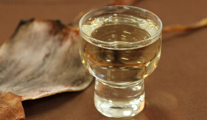 グラス入りの日本酒