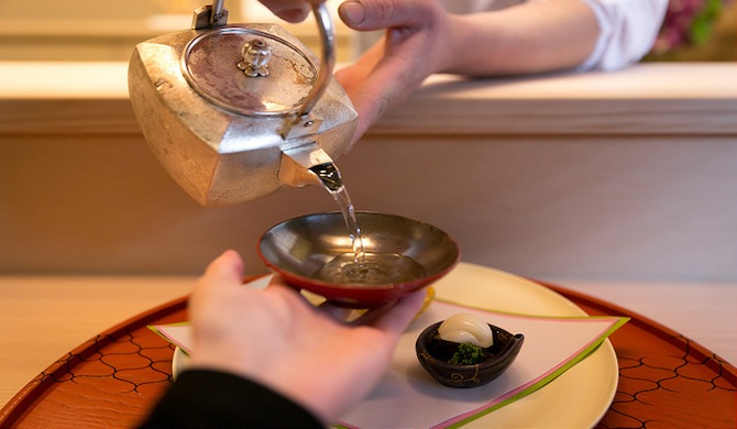 店主から注がれる日本酒