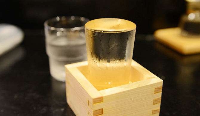 桝に注がれている日本酒