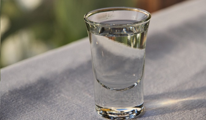 グラスの日本酒