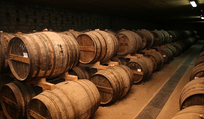 セラーの古い樽